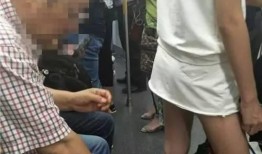 偷拍裙底在线观看,揭秘偷拍裙底视频的黑暗面